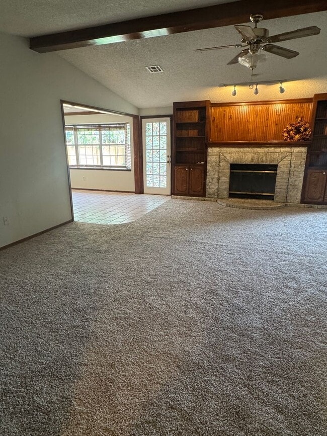 Foto del edificio - 3 bedroom, 2 bathroom, 2 car garage in Sou...