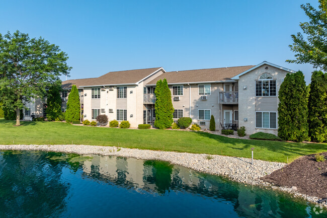 Exterior trasero junto al lago - Emerald Park