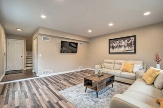 Building Photo - 505 E Valley Ln