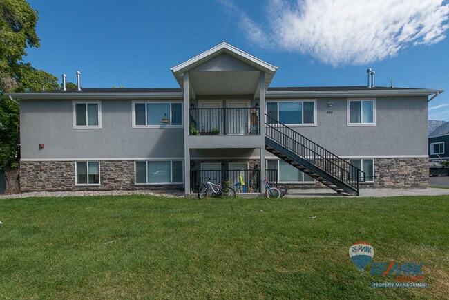 Building Photo - 656 W Meadow Dr