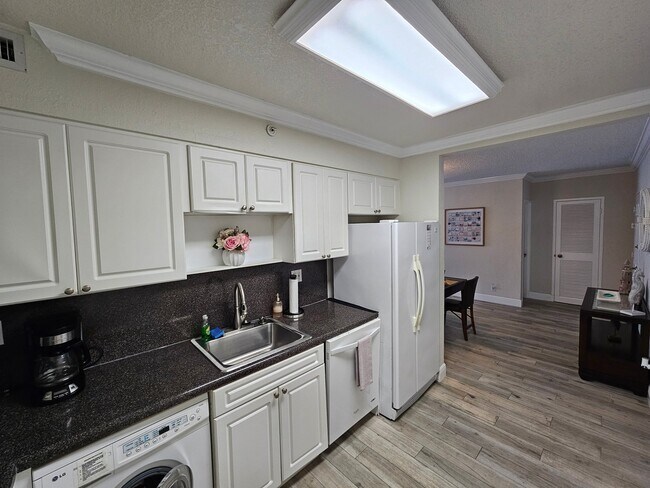 Building Photo - 2501 S Ocean Dr