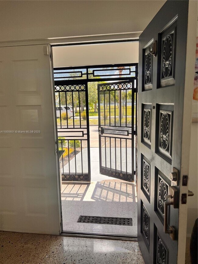 Foto del edificio - 940 NE 71st St
