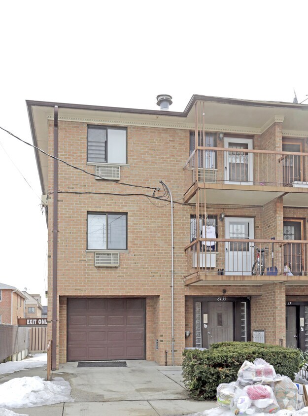 Foto del edificio - 61-35 168th St