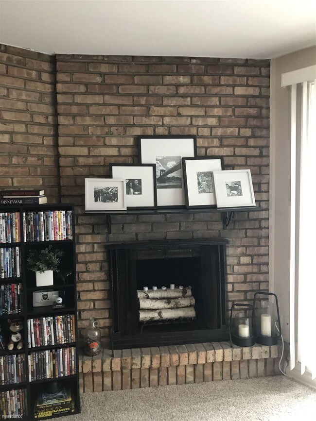Building Photo - Studio, 1 bath Condo - 2828 N Burling St A...