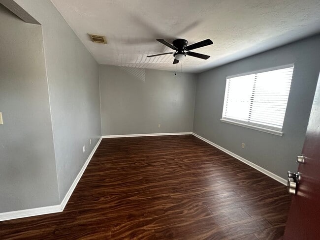 Foto del edificio - Upstairs unit ON THE GOLF COURSE!