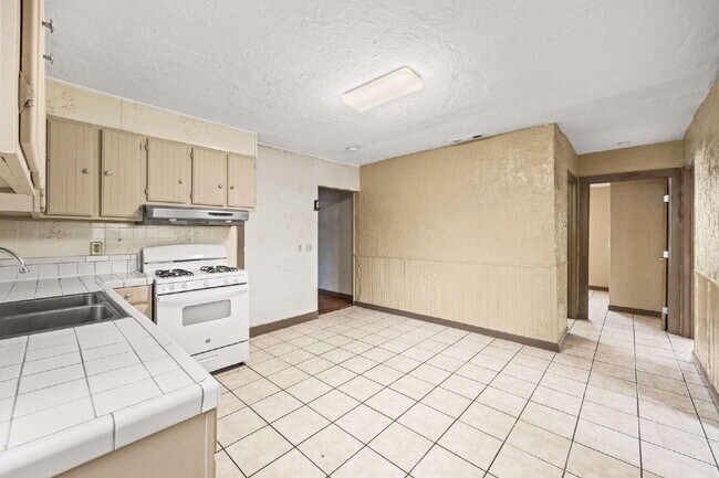 Foto del edificio - Convenient Living! 3 Bedroom Triplex with Driveway Parking