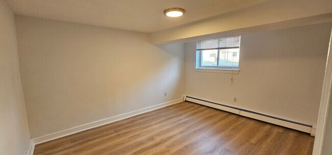 Foto del edificio - Bright and Spacious, Renovated Basement-Le...