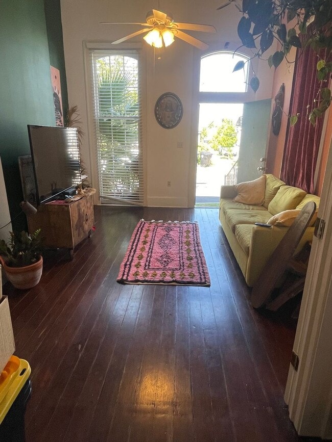 Photo - 1BD/1BA Shotgun w/ In Unit Washer and Dryer Townhome