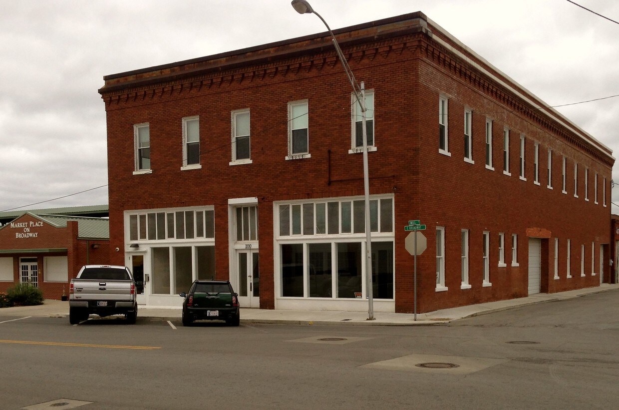Building Photo - 108 E Broadway St