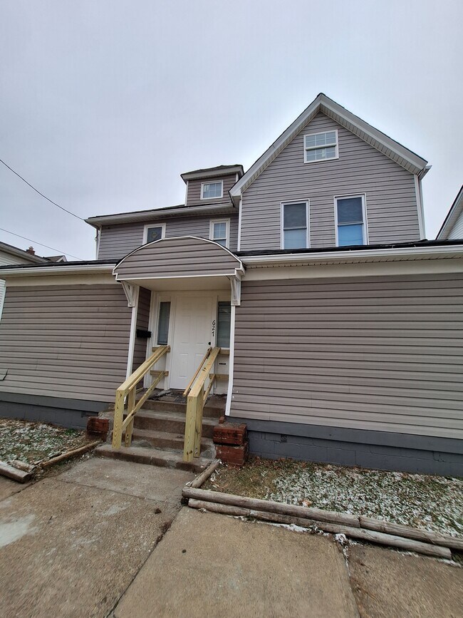 Building Photo - 627 E 2nd Ave