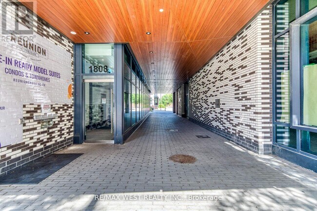 Photo du bâtiment - 1808 St Clair Ave W