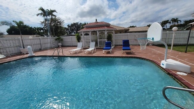 Photo - 1283 Larch Way House