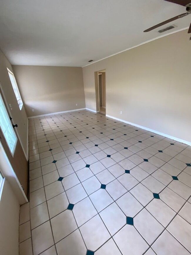 Foto del edificio - 3 Bed 1 Bath Home With Washer Dryer Hook U...