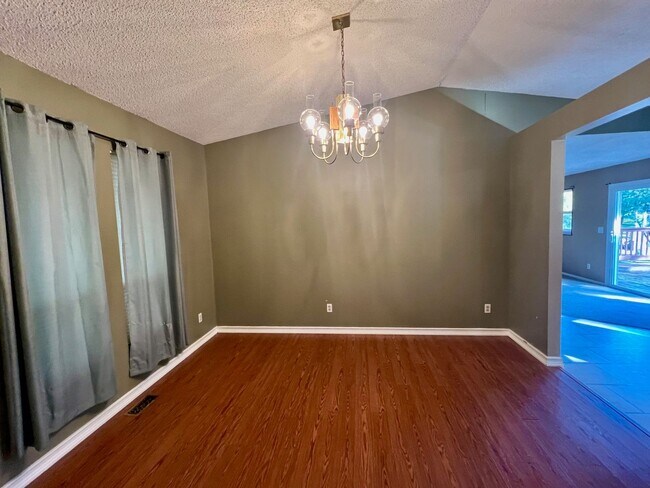 Building Photo - Beautiful 5 Bedroom Ranch Style Home in No...