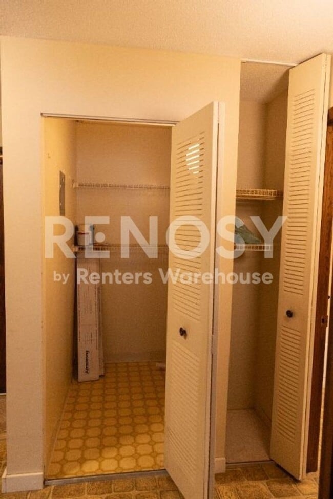 Building Photo - Available Now Spacious 1 bedroom 1 bath lower level Condo in Richfield -- 55+