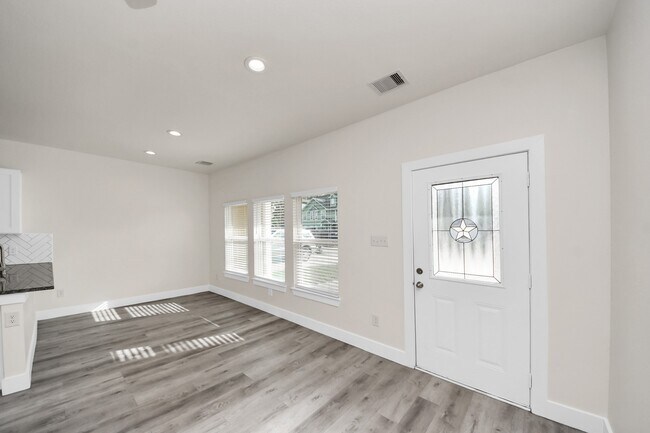 Foto del edificio - 6827 Mcwilliams Dr