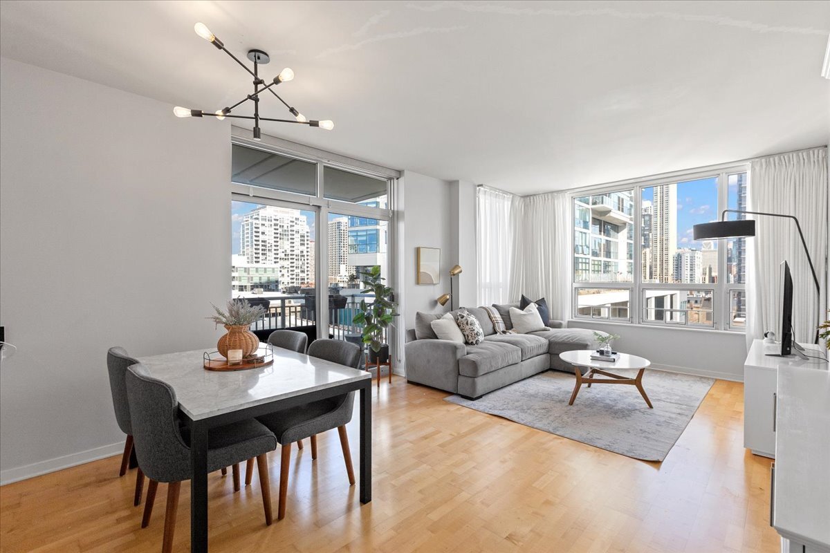 Foto principal - 330 W Grand Ave