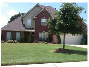 Building Photo - 2502 S Greens Way