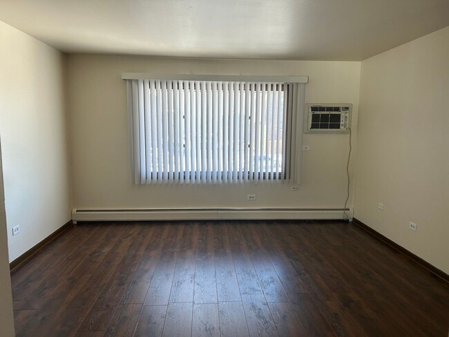 Building Photo - Royal