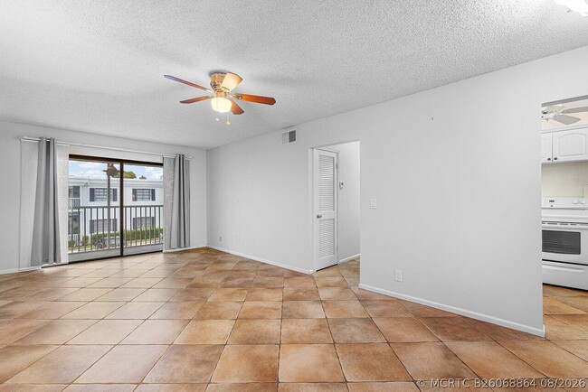 Building Photo - 120 Cypress Club Dr