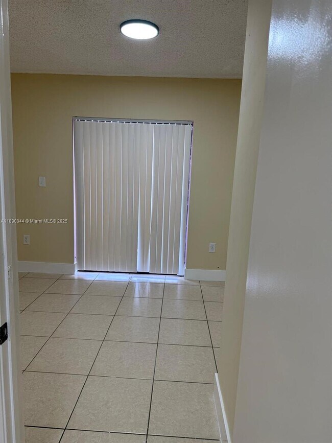 Foto del edificio - 2377 W 66th Pl