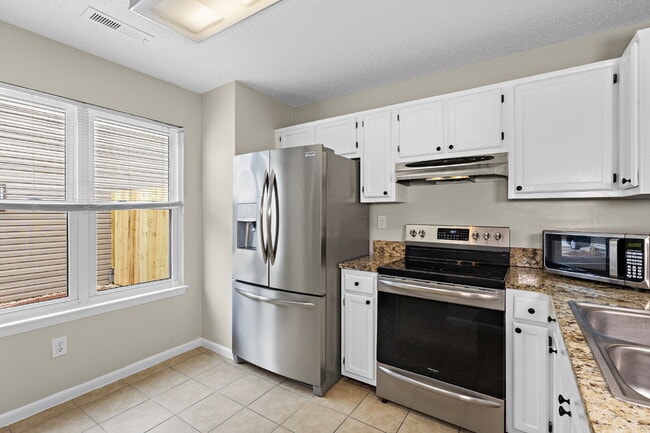 Building Photo - !Wow! Updated townhouse for rent Virginia Beach