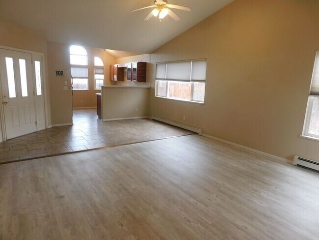 Foto del edificio - 3 bedroom home with fenced yard and garage...