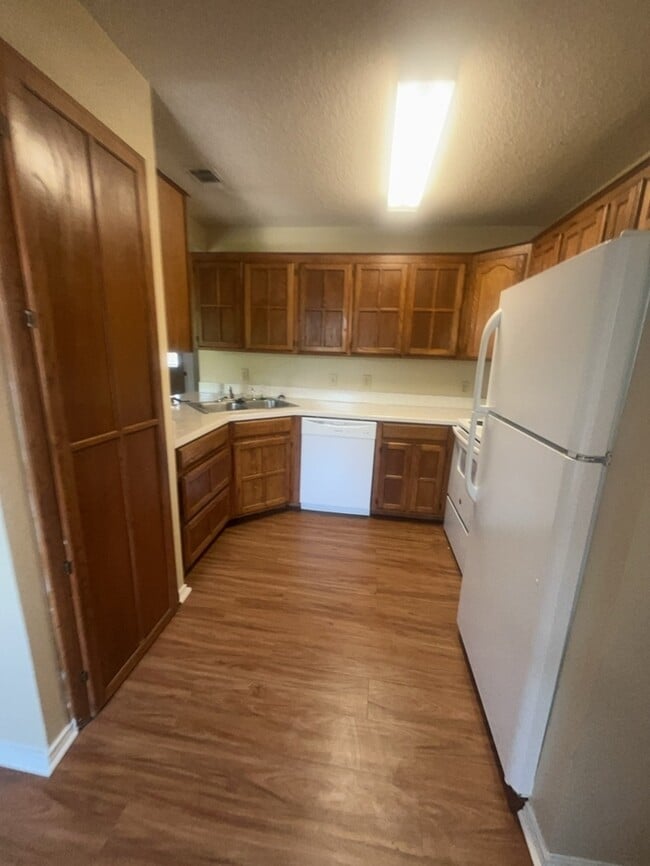 Building Photo - 2 bedroom includes water! 2nd floor! 1 mon...