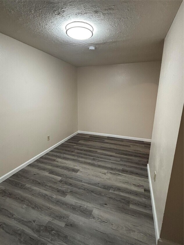 Building Photo - 9606 Benthos Dr