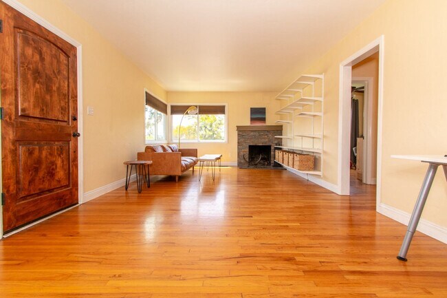 Building Photo - Well Maintained & Bright Detached 2 bed / 1 bath Home In Quiet Neighborhood of North Park - Peak ...