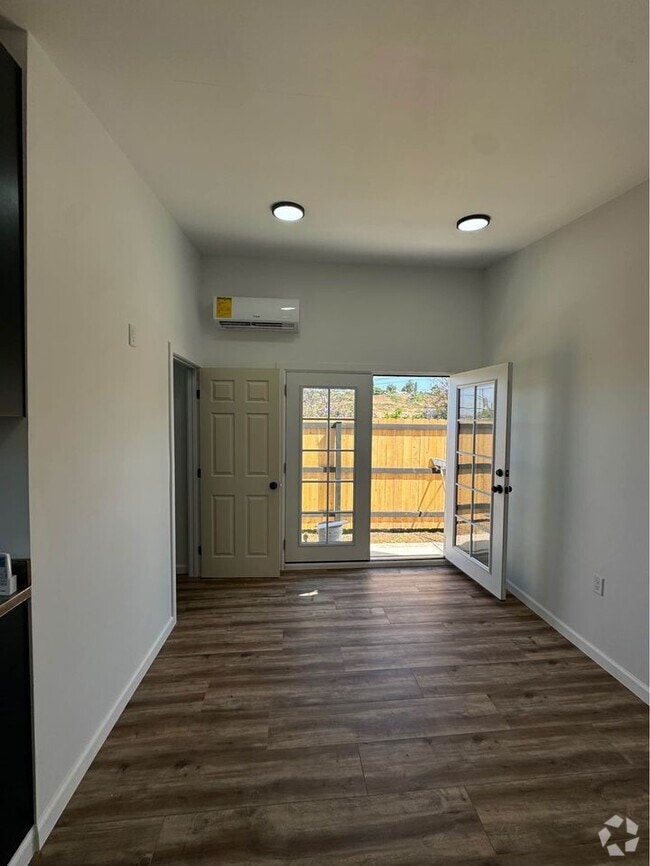 Building Photo - 268 Meadowbrook Dr