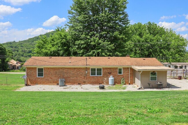 Building Photo - 616 Red Lick Rd