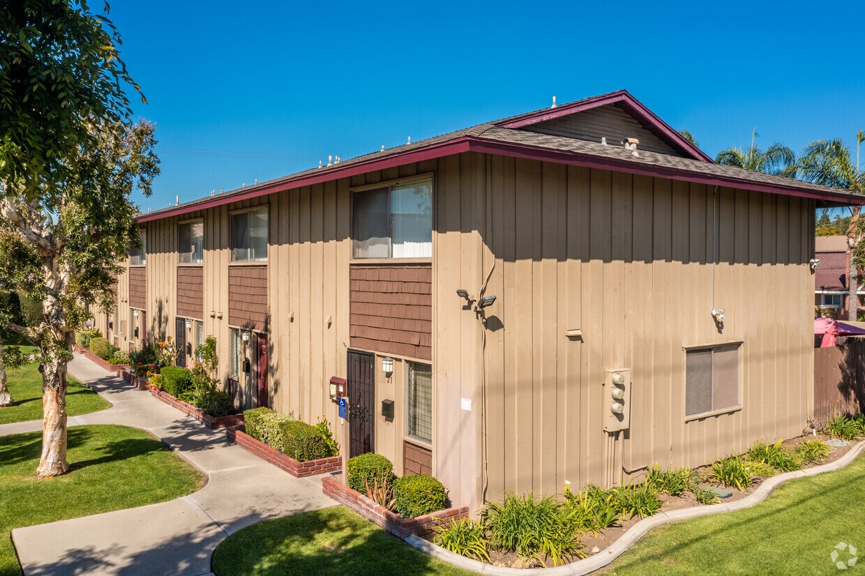 Countryside Townhomes Apartments in Orange, CA