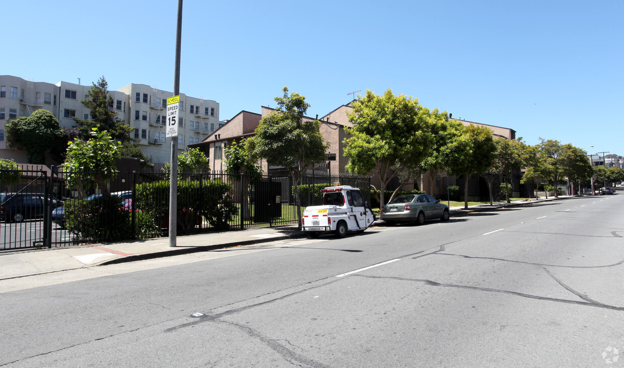 Building Photo - Laurel Gardens Apartments
