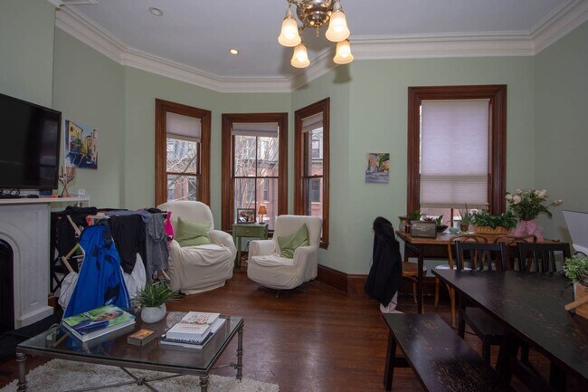 Foto del edificio - UPDATED MISSION HILL 4 BED/2 BATH RIGHT BY E LINE FOR 9/1/2026