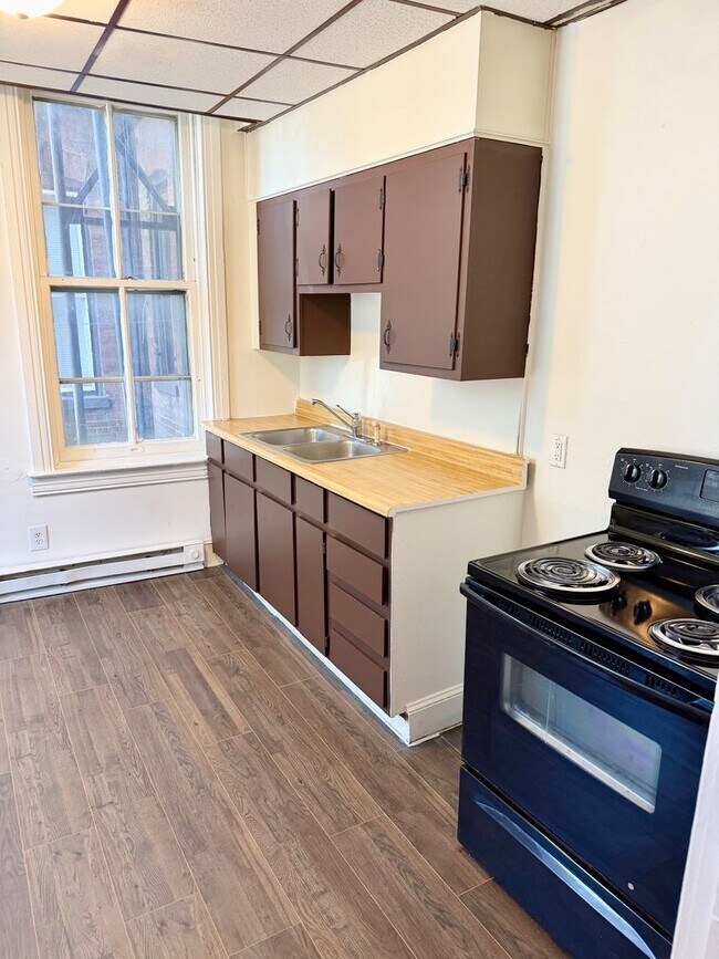 Foto del edificio - 2 Bedroom, 1 Bath First-Floor Apartment with Balcony & Private Entrance