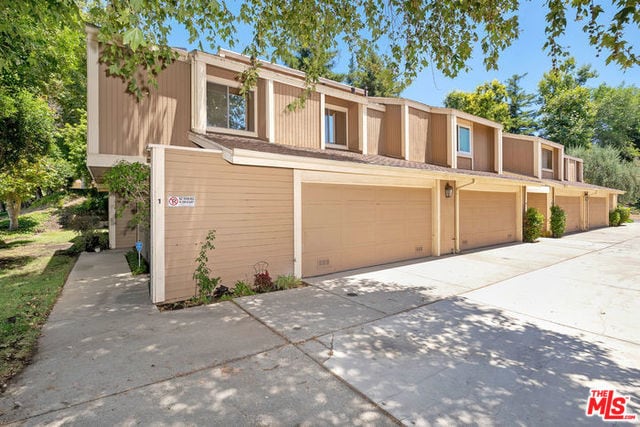 Building Photo - 18201 Andrea Cir N