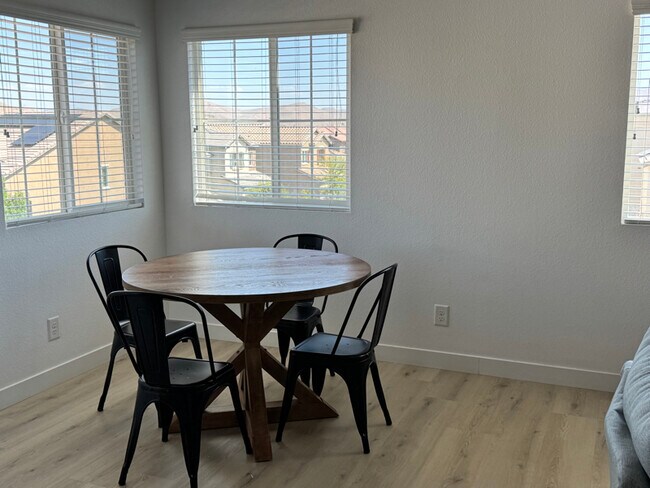 Foto del edificio - 7250 Sterling Rock Ave