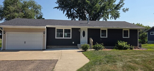 Building Photo - Charming 4-Bedroom Haven with Hardwood Elegance on Main St, New Prague!