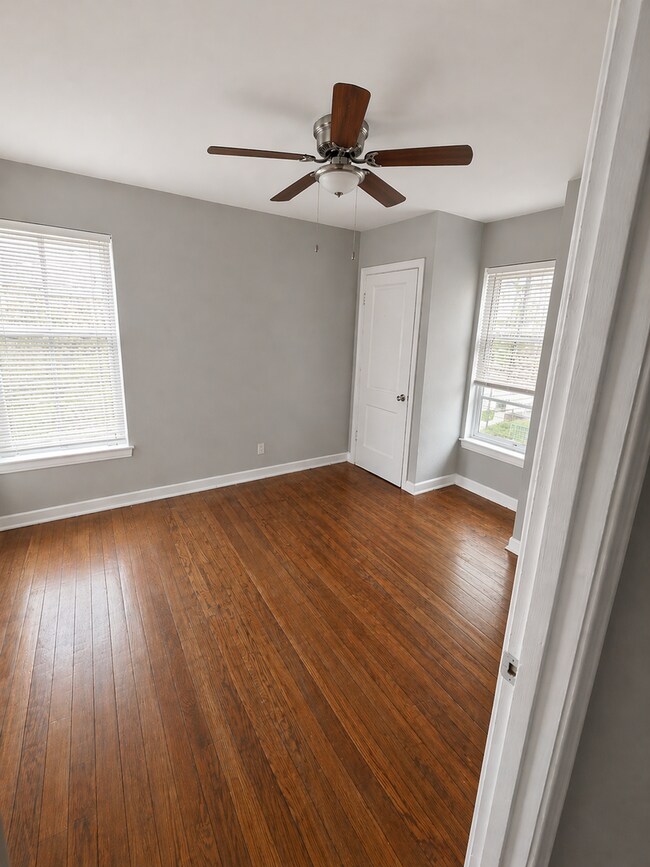 Foto del edificio - BRIGHT AND SPACIOUS 3-BEDROOM NEAR ST. MARY'S UNIVERSITY AND WOODLAWN LAKE