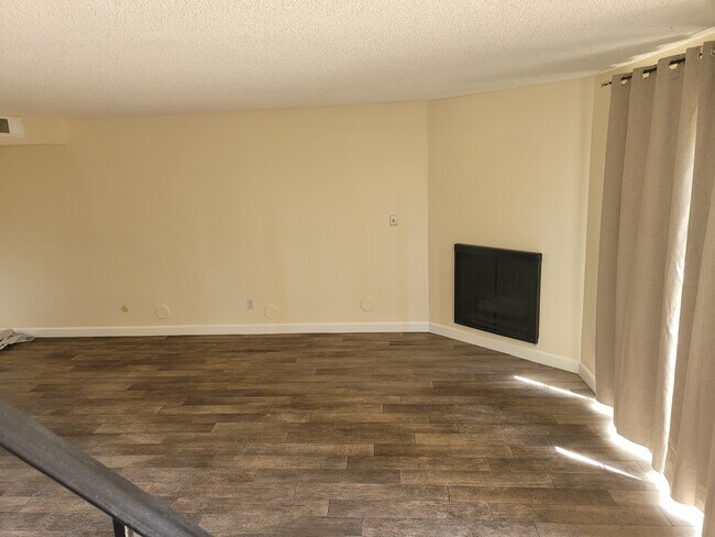 Building Photo - 8633 Balboa Blvd