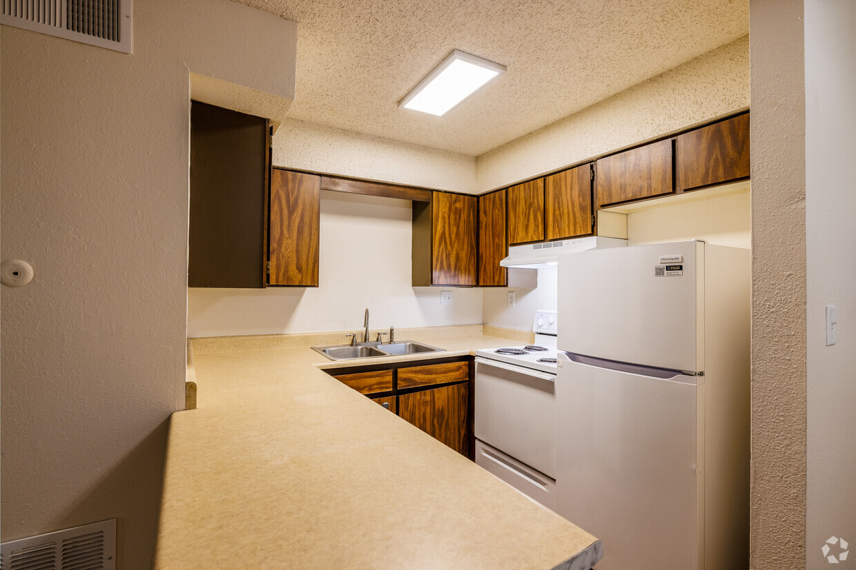 2BR, 2BA - 750SF - Kitchen - Cherry Plaza