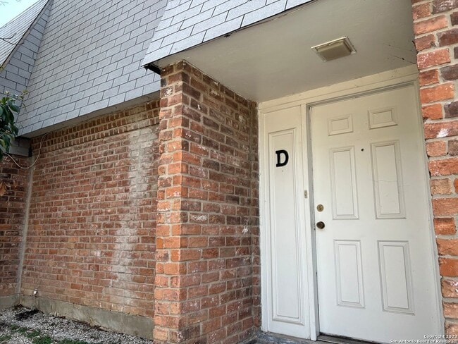 Building Photo - 211 Sprucewood Ln