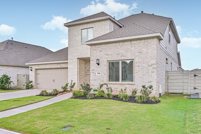 Foto del edificio - 5010 Walnut Grv Ln