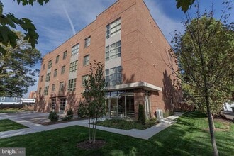 Building Photo - 905 N Arlington Blvd