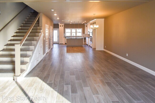 Building Photo - 3 br, 2.5 bath House - 404 NW Retreat Ln