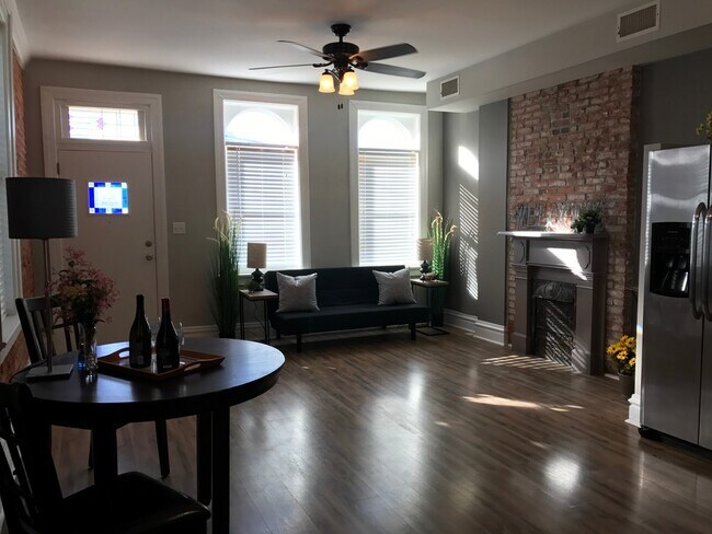 Foto del edificio - Large Renovated Home on the Hill with Garage!!