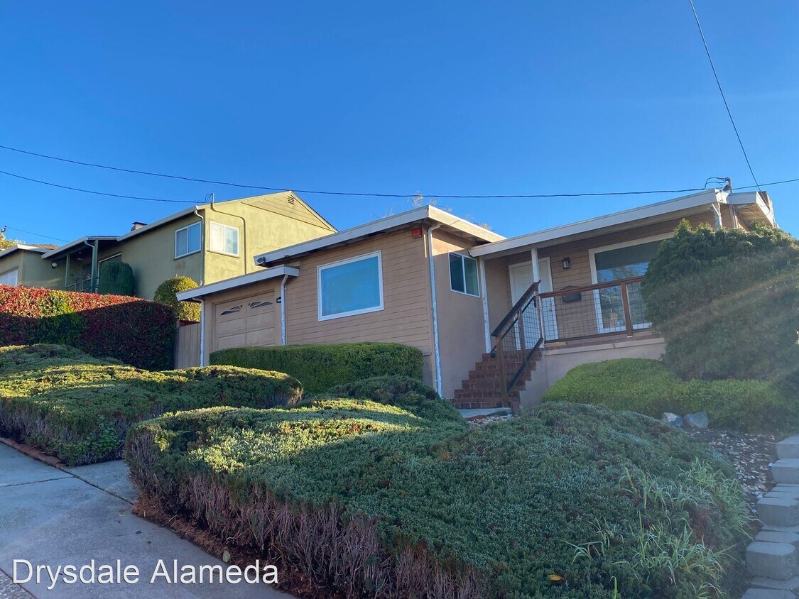 Foto principal - 3 br, 2 bath House - 18410 Plymouth