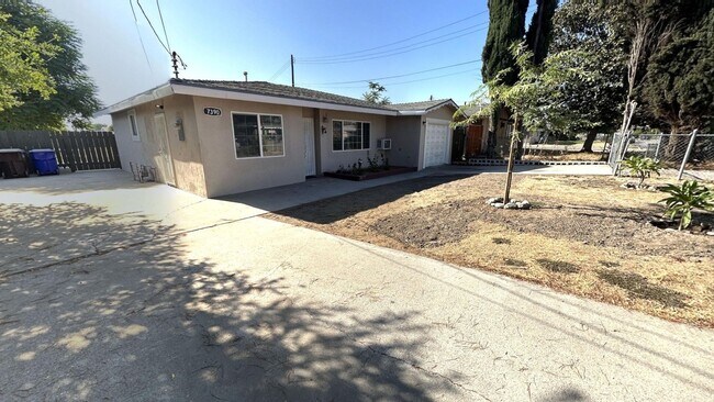 Foto del edificio - 7390 Valaria Dr