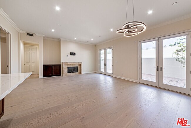 Foto del edificio - 143 N Arnaz Dr